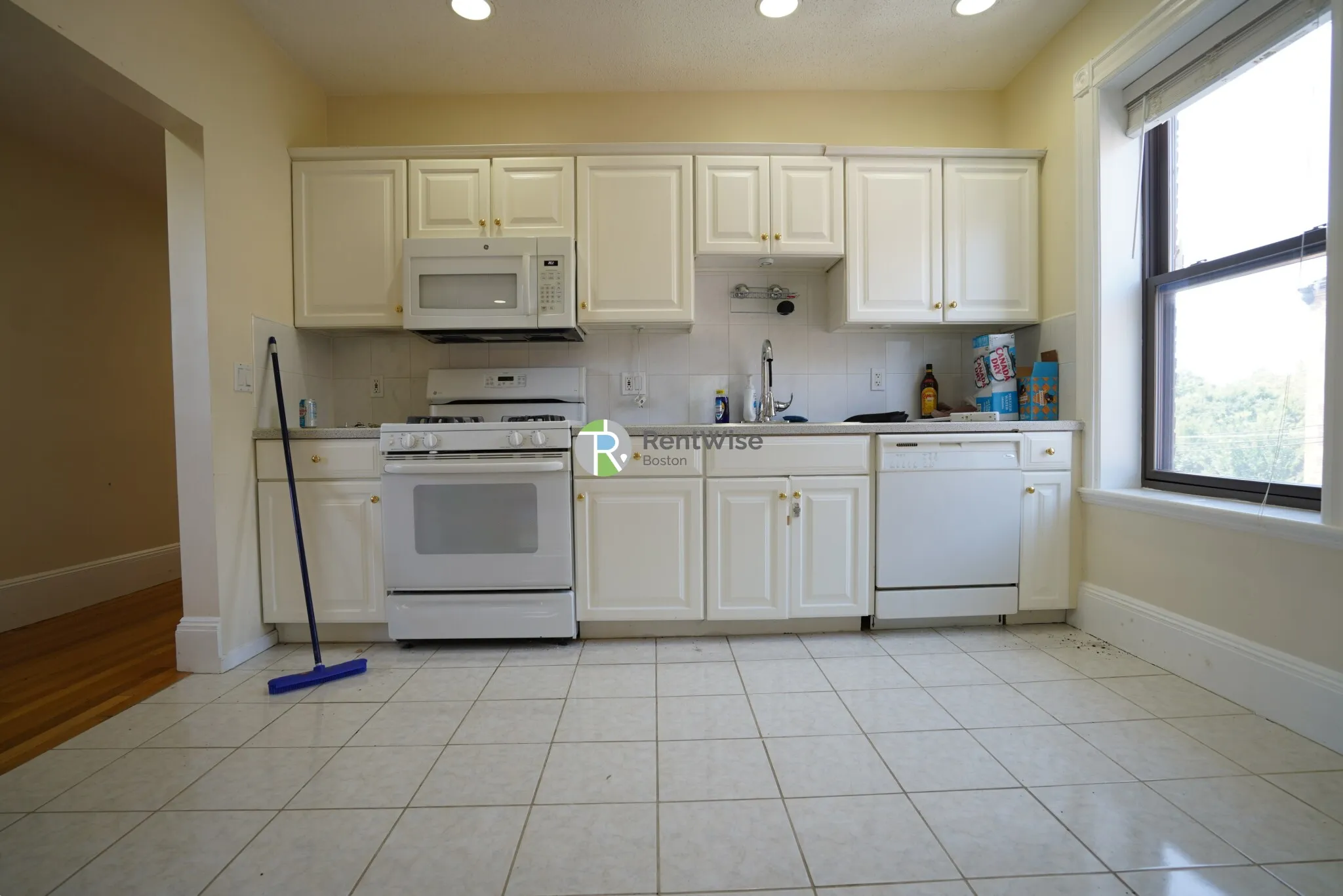 3 bed, 1.5 bath apartment for rent at 12 Dean Rd Unit 3A, Brookline — photo 6 of 31