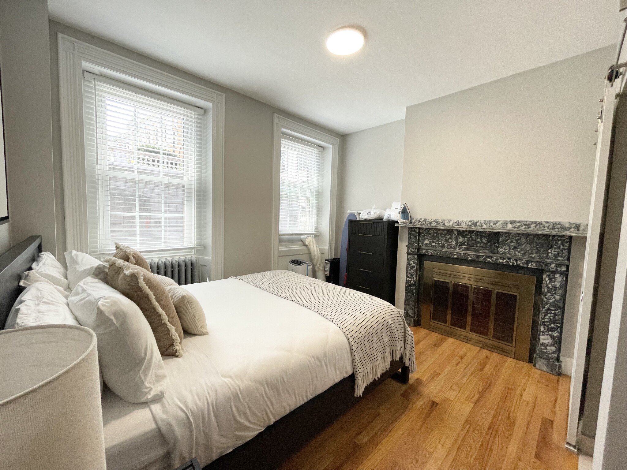 1 bed, 1 bath apartment for rent at 12 Derne St Unit 101, Beacon Hill — photo 2 of 18
