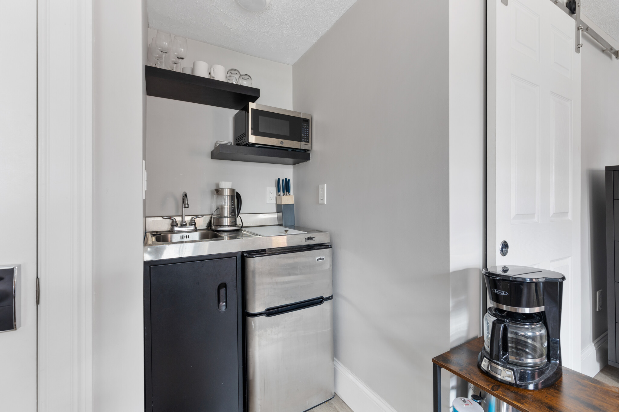 Studio bed, 1 bath apartment for rent at 12 Derne St Unit 301, Beacon Hill — photo 5 of 14