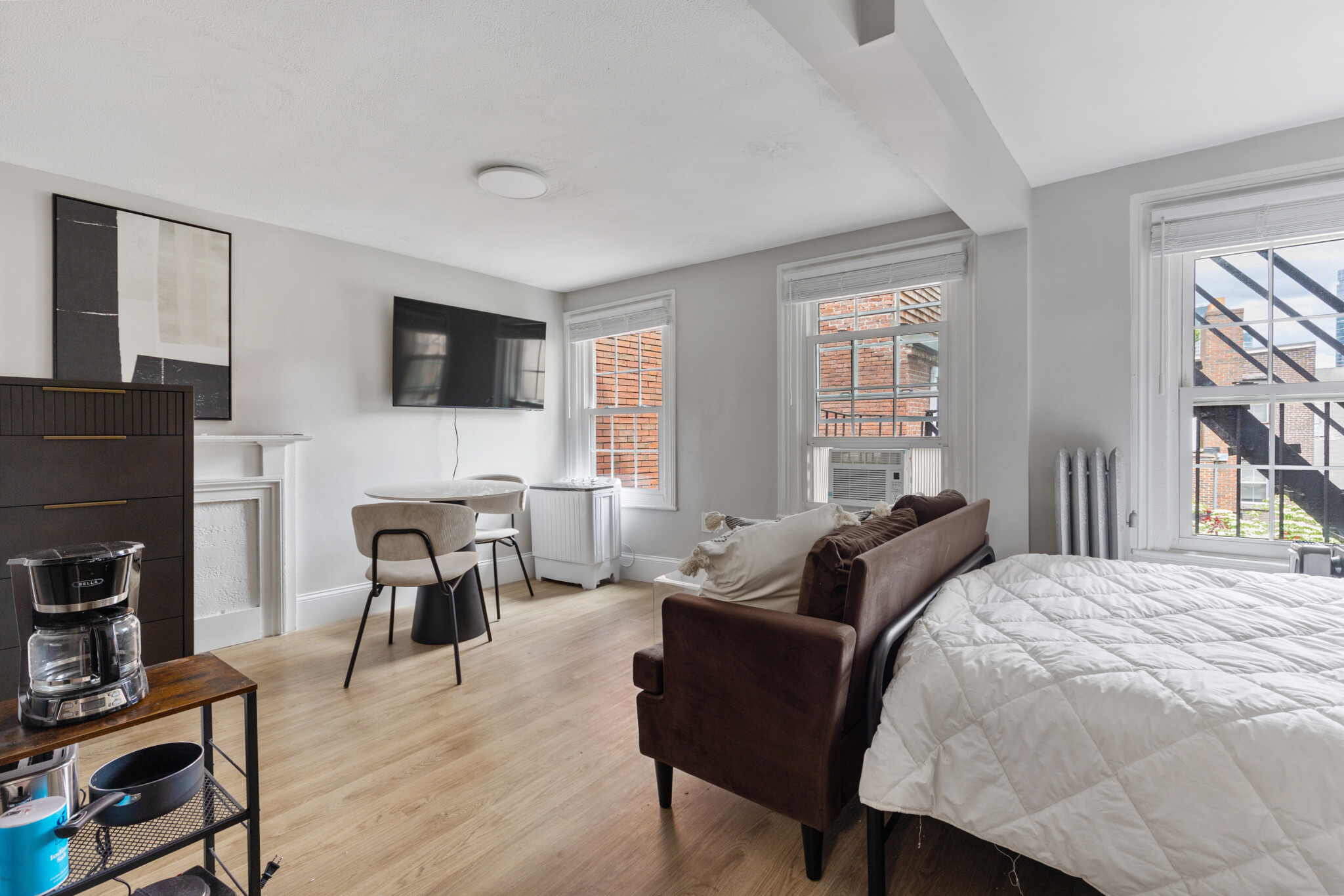 Studio bed, 1 bath apartment for rent at 12 Derne St Unit 301, Beacon Hill — photo 2 of 14