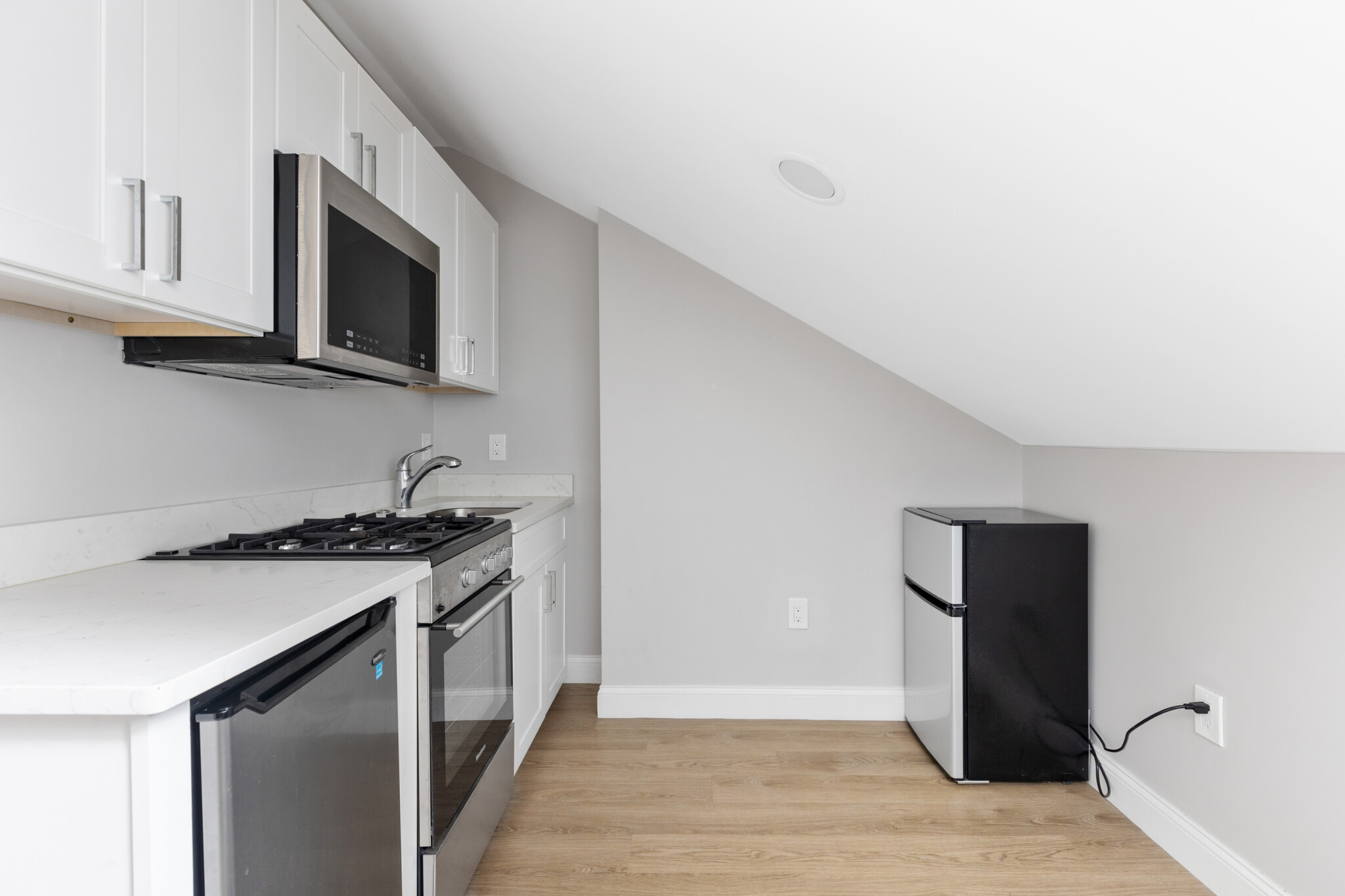 Studio bed, 1 bath apartment for rent at 12 Derne St Unit 411, Beacon Hill — photo 3 of 13