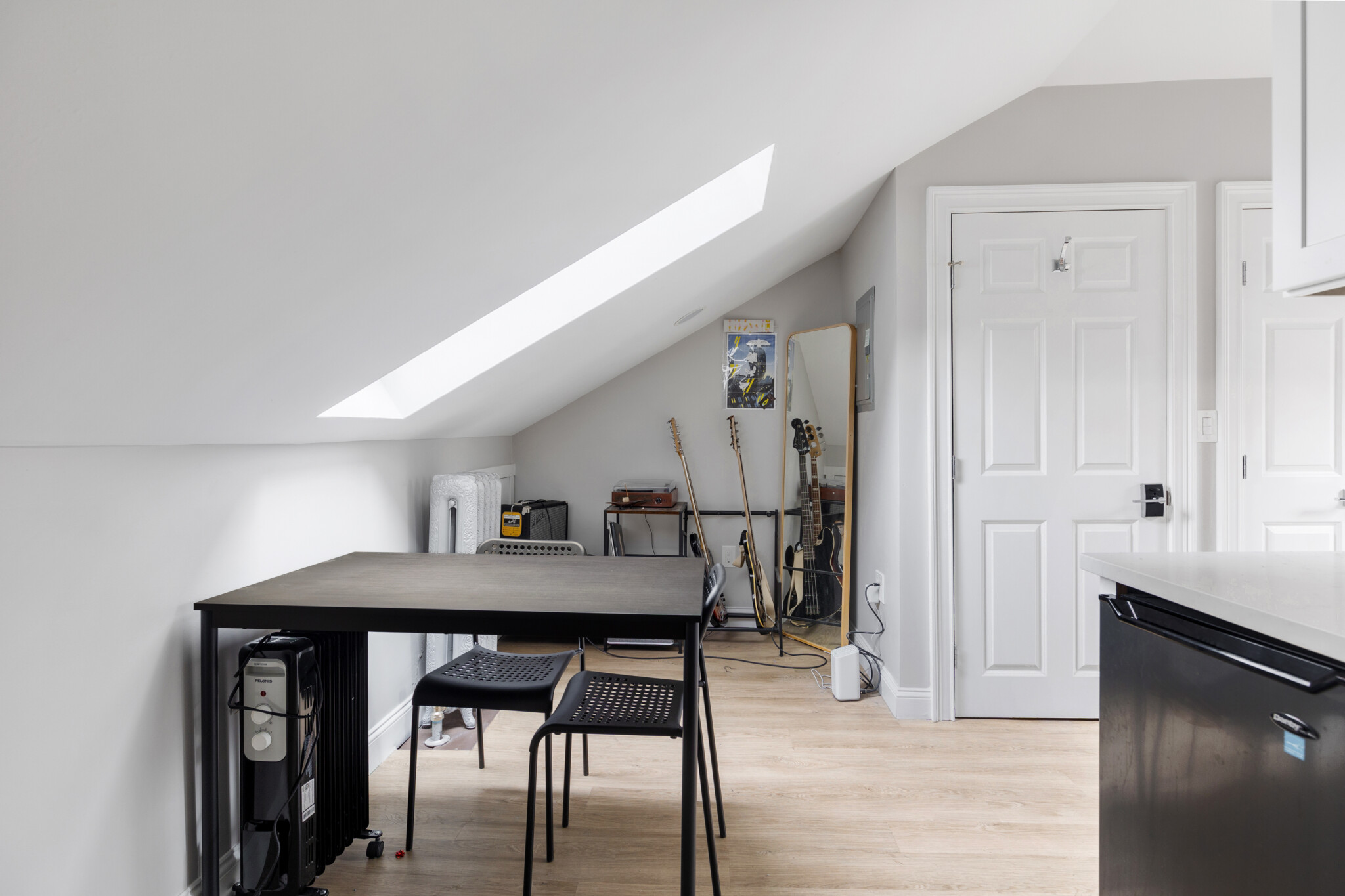 Studio bed, 1 bath apartment for rent at 12 Derne St Unit 411, Beacon Hill — photo 11 of 13