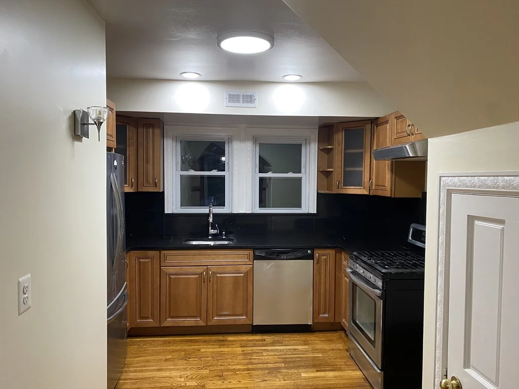 4 bed, 2 bath apartment for rent at 12 Eliot Crescent Unit 2, Brookline — photo 6 of 18