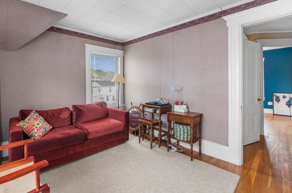 3 bed, 1 bath apartment for rent at 12 Endicott St, Saugus — photo 2 of 25