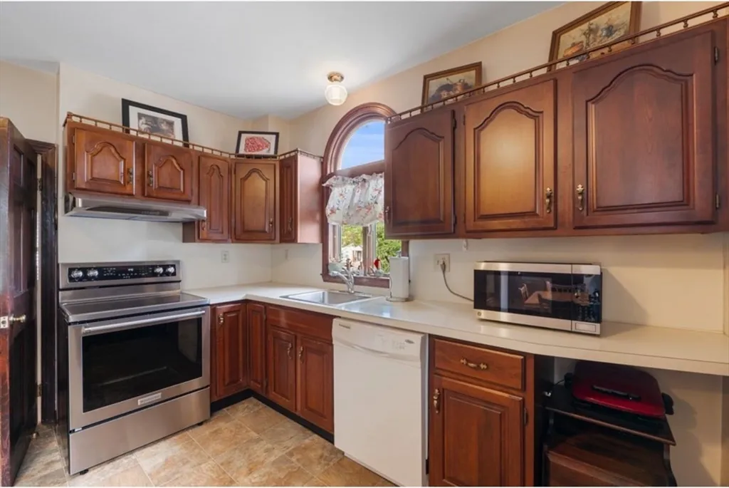 3 bed, 1 bath apartment for rent at 12 Endicott St, Saugus — photo 16 of 25