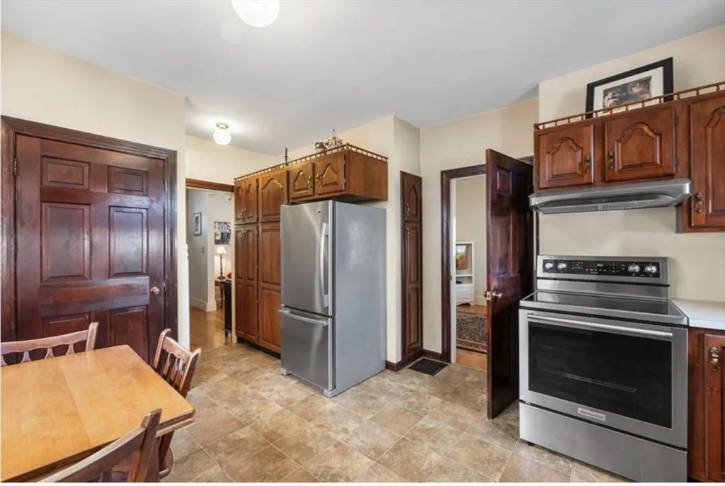 3 bed, 1 bath apartment for rent at 12 Endicott St, Saugus — photo 17 of 25