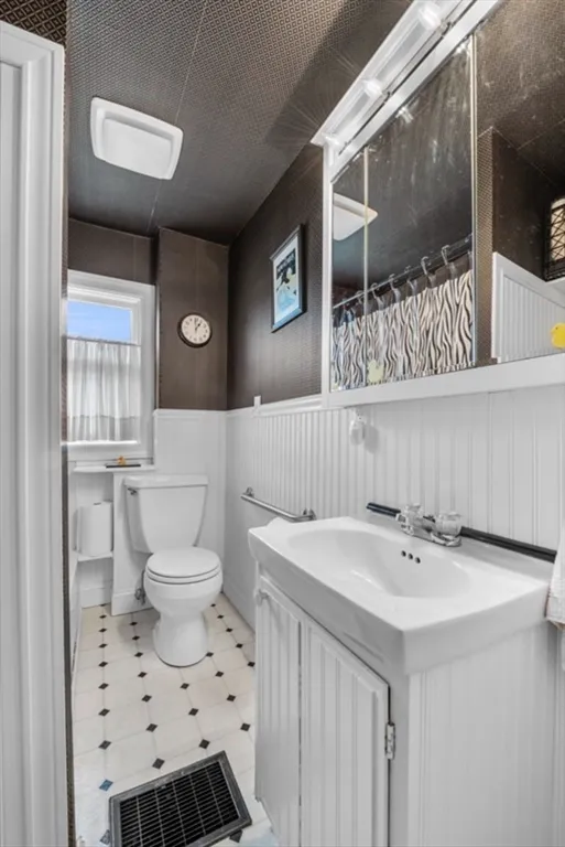 3 bed, 1 bath apartment for rent at 12 Endicott St, Saugus — photo 3 of 25