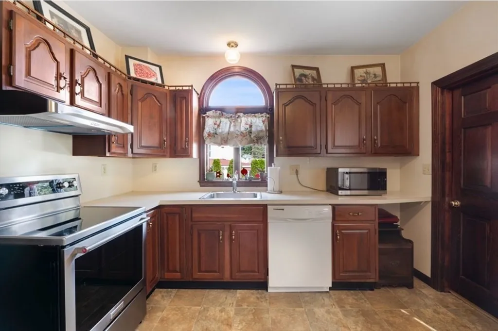 3 bed, 1 bath apartment for rent at 12 Endicott St, Saugus — photo 15 of 25