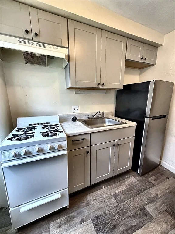 3 bed, 1 bath apartment for rent at 12 Exchange Ct Unit 2, Waltham