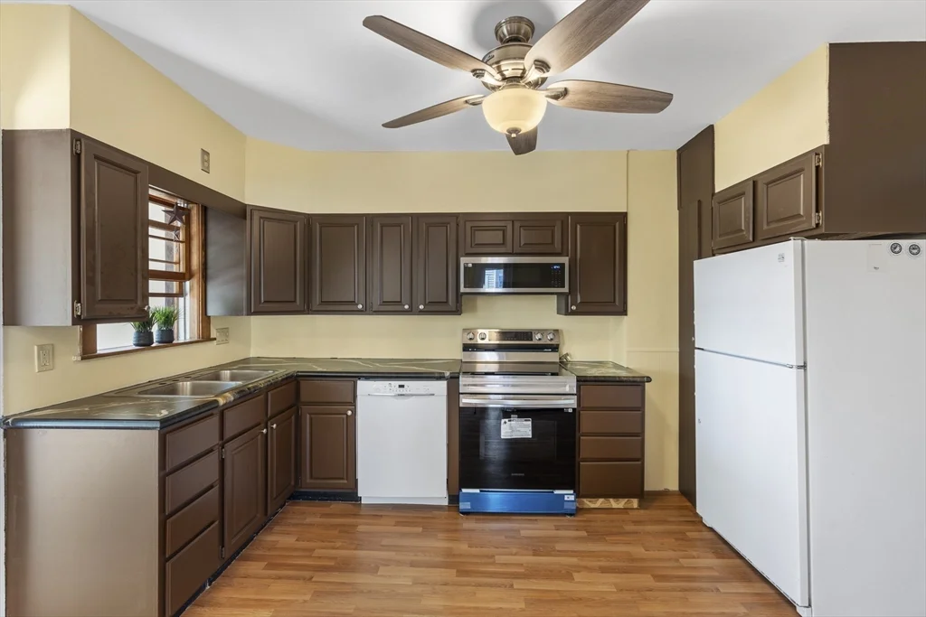 3 bed, 1 bath apartment for rent at 12 Folger Ave Unit 3, Ryal Side — photo 4 of 13