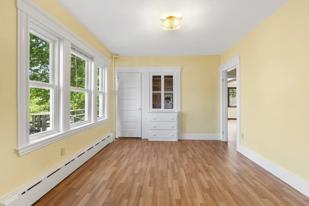 3 bed, 1 bath apartment for rent at 12 Folger Ave Unit 3, Ryal Side — photo 3 of 13