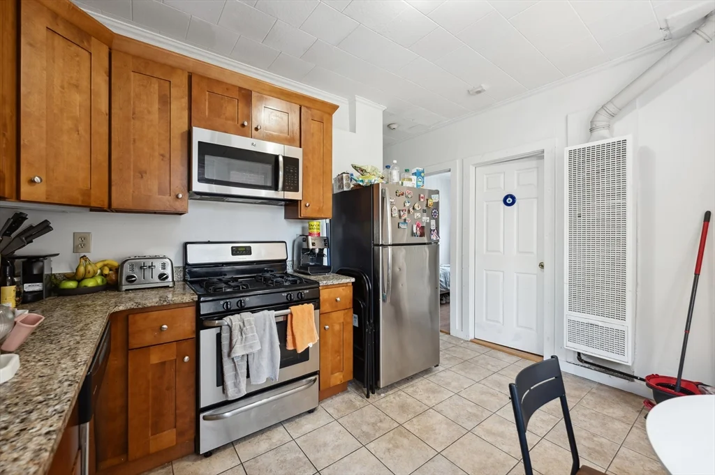 3 bed, 1 bath apartment for rent at 12 Foster St Unit 8, North End — photo 5 of 12