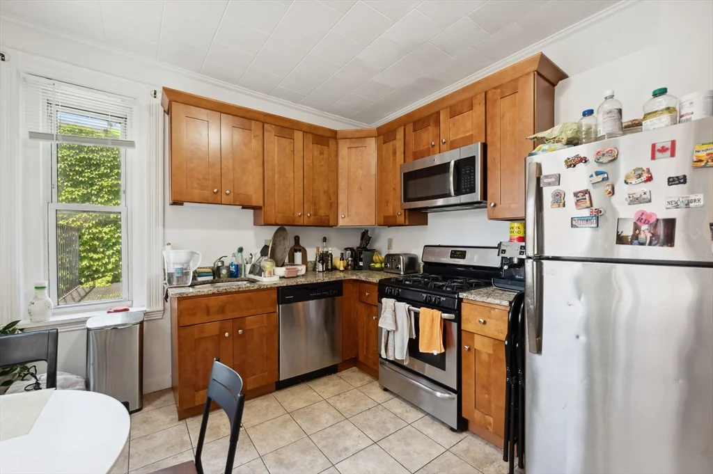 3 bed, 1 bath apartment for rent at 12 Foster St Unit 8, North End — photo 3 of 12