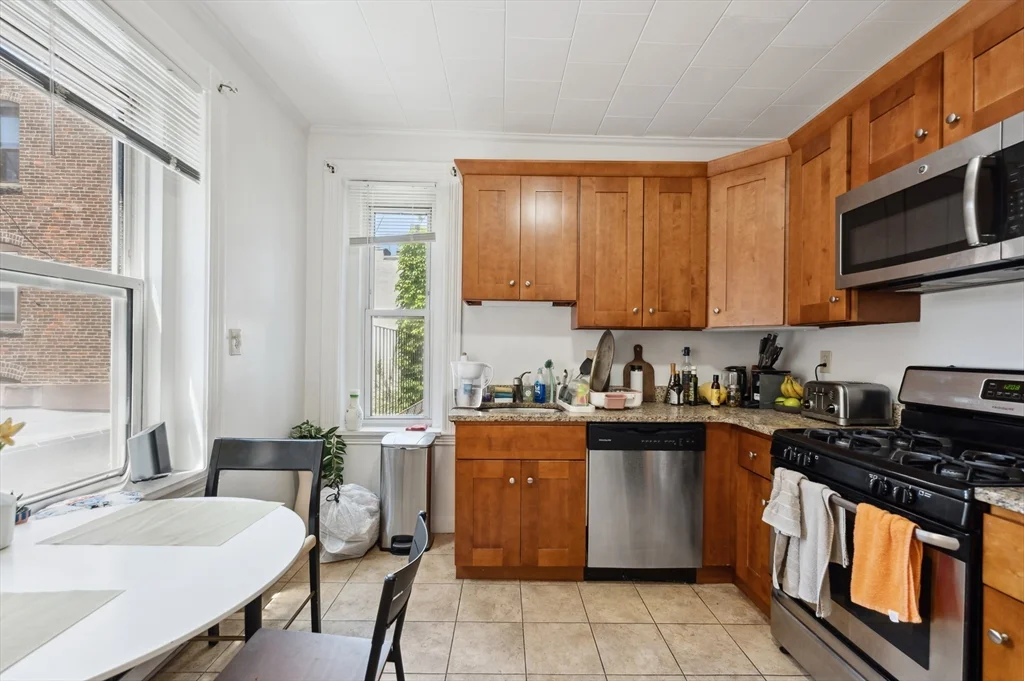 3 bed, 1 bath apartment for rent at 12 Foster St Unit 8, North End — photo 2 of 12
