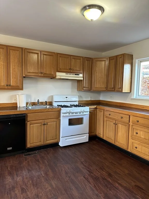 2 bed, 1 bath apartment for rent at 12 Franklin Unit 1, Boston — photo 6 of 7