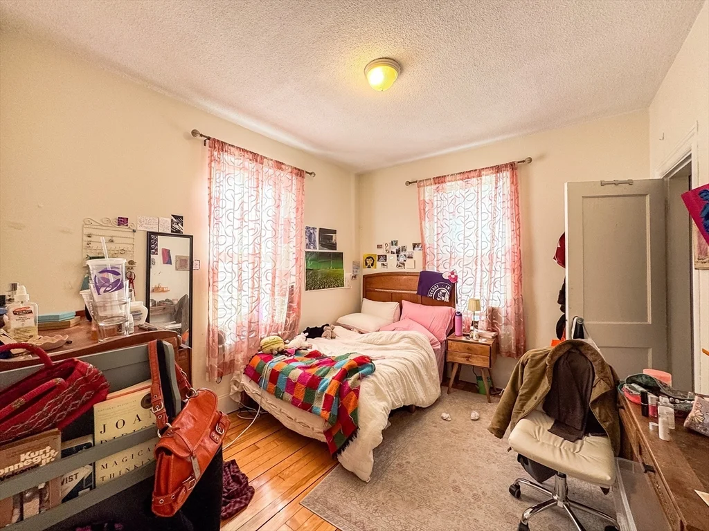 4 bed, 1 bath apartment for rent at 12 Glenville Ave Unit 1, Allston — photo 10 of 11