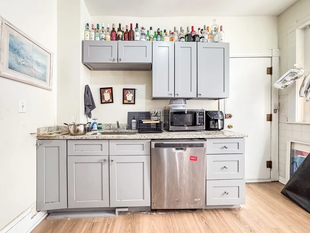 4 bed, 1 bath apartment for rent at 12 Glenville Ave Unit 1, Allston — photo 5 of 11