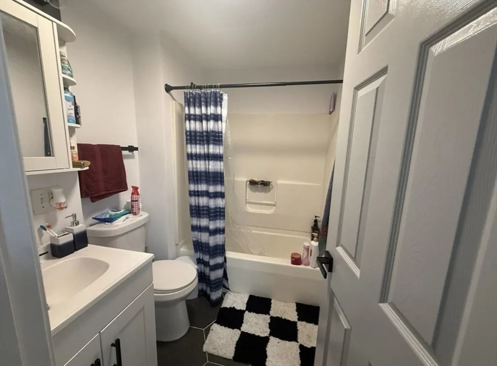 Studio bed, 1 bath apartment for rent at 12 Gould St Unit 4, Stoneham — photo 3 of 3