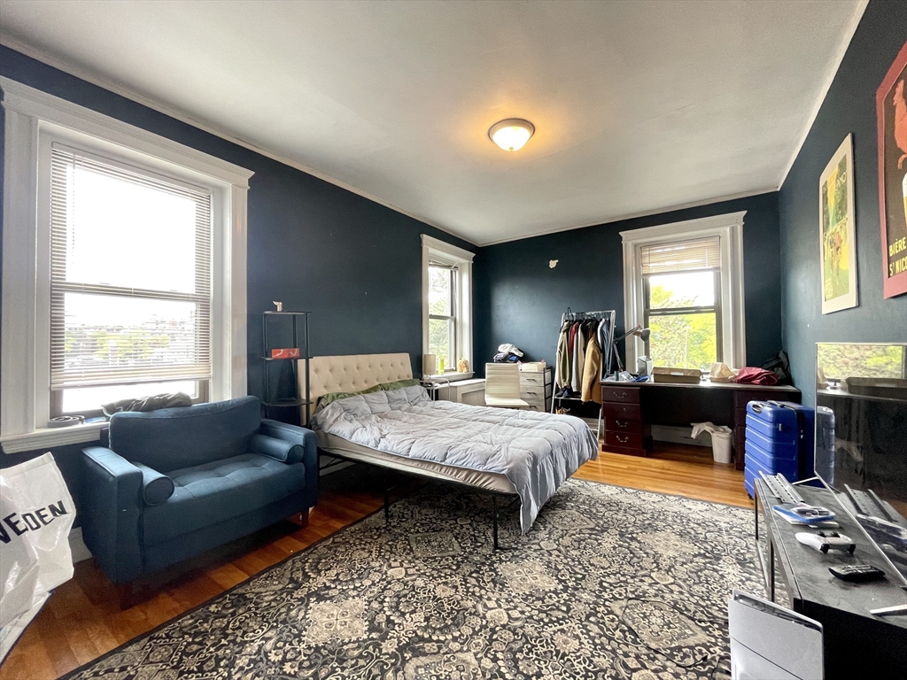4 bed, 1 bath apartment for rent at 12 Greenway Ct Unit 6, Coolidge Corner — photo 1 of 10
