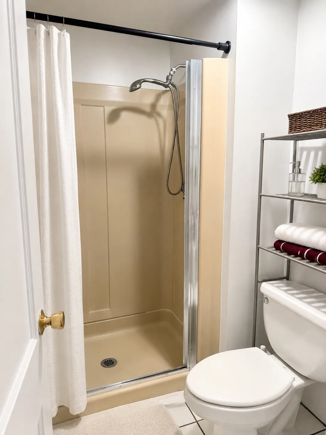 3 bed, 2 bath apartment for rent at 12 Hammondswood Rd Unit 12, Chestnut Hill — photo 4 of 12