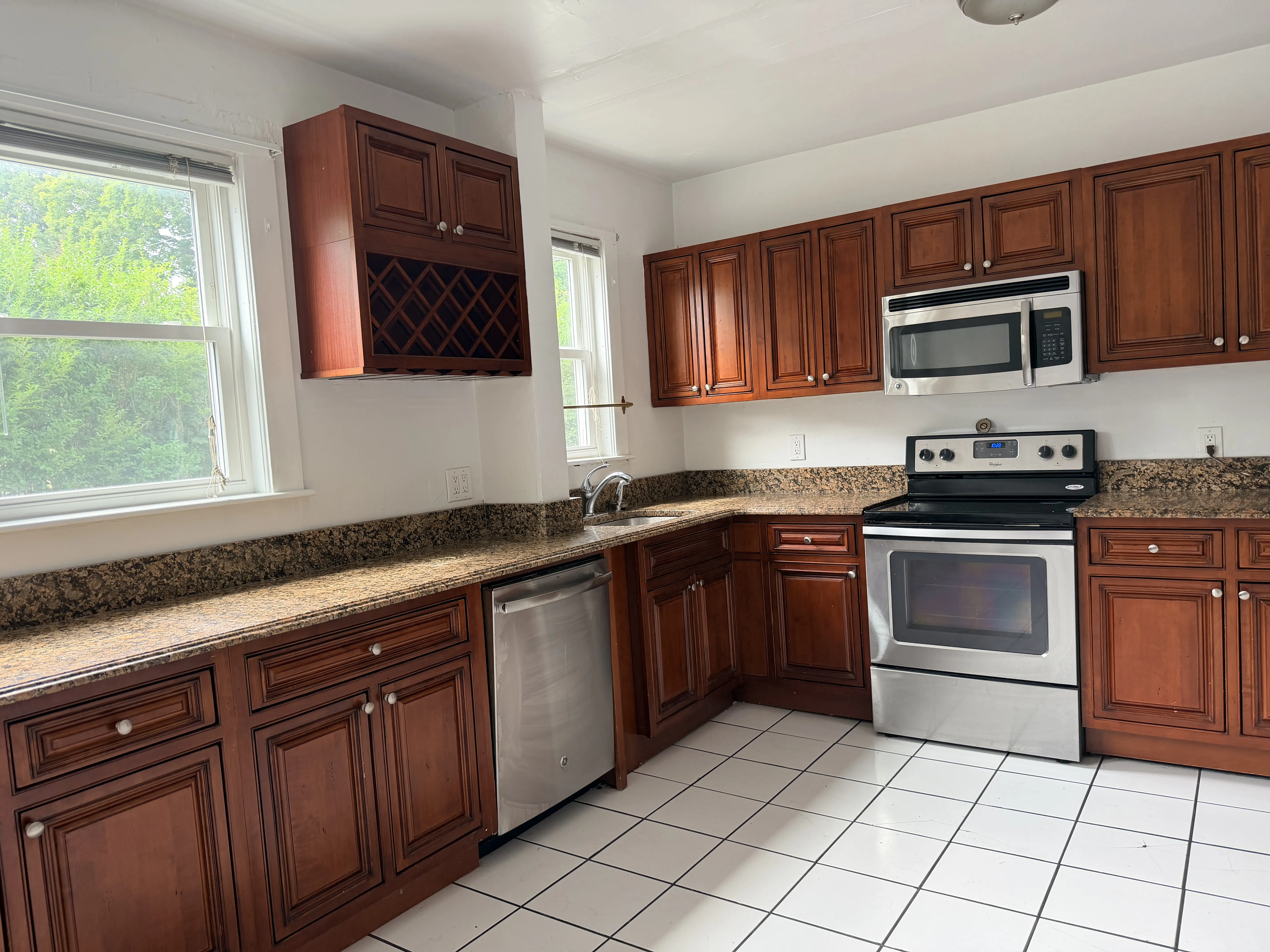 3 bed, 2 bath apartment for rent at 12 Hammondswood Rd Unit 12, Chestnut Hill — photo 3 of 12