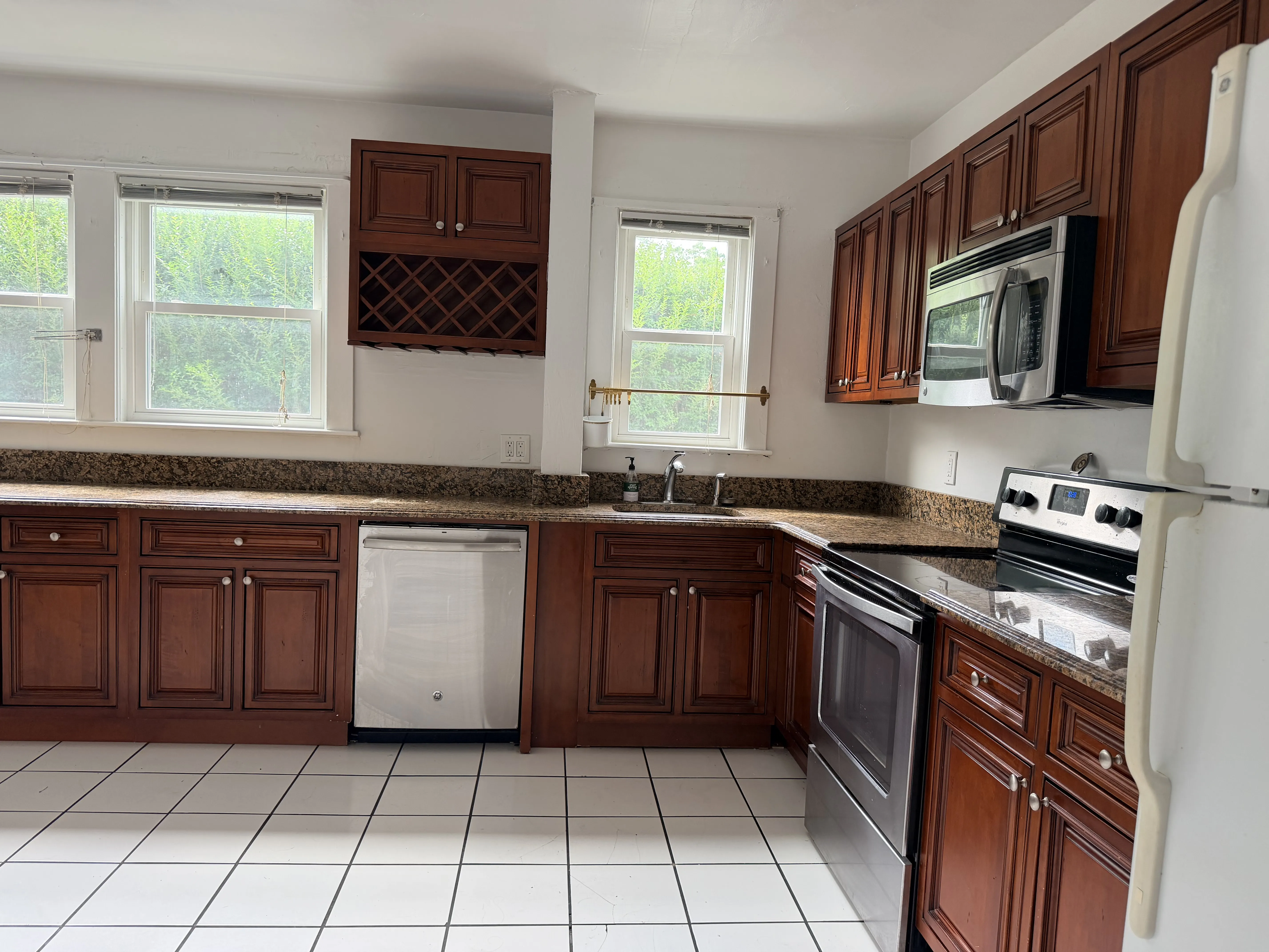 3 bed, 2 bath apartment for rent at 12 Hammondswood Rd Unit 12, Chestnut Hill — photo 2 of 12
