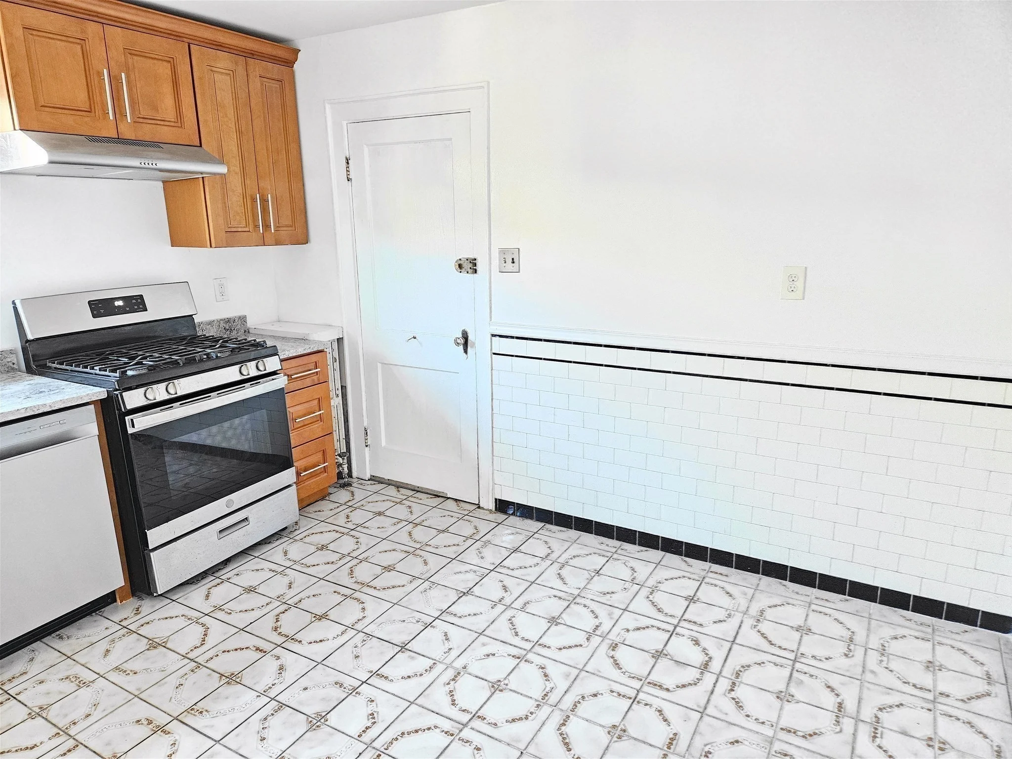 3 bed, 1 bath apartment for rent at 12 Hatherly Rd Unit 1, Brighton — photo 8 of 19