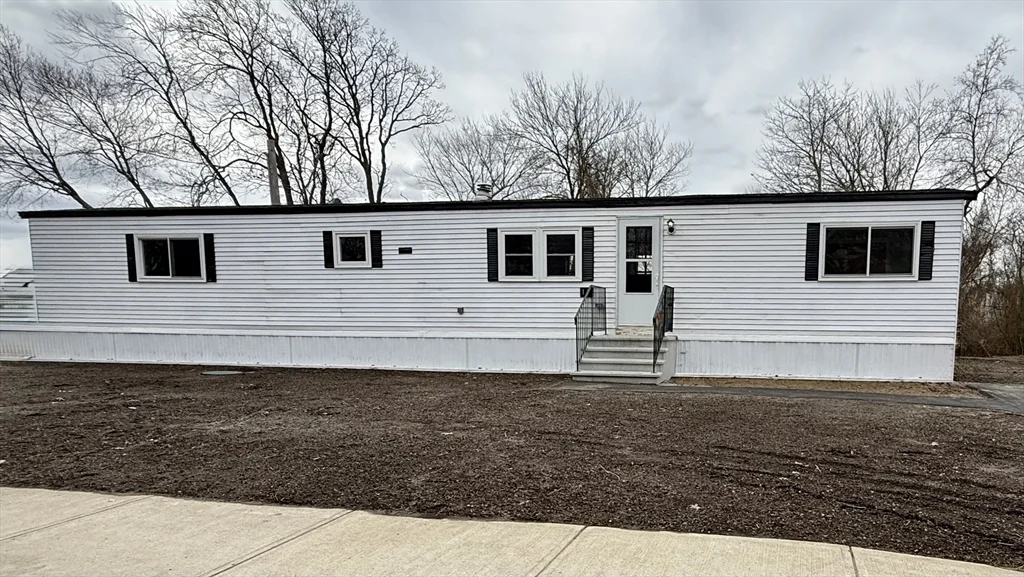 2 bed, 2 bath apartment for rent at 12 Hayes St Unit 12, Salisbury — photo 1 of 25