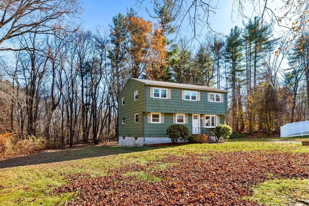 5 bed, 2 bath apartment for rent at 12 Hickory Ln Unit 12, Burlington — photo 4 of 35