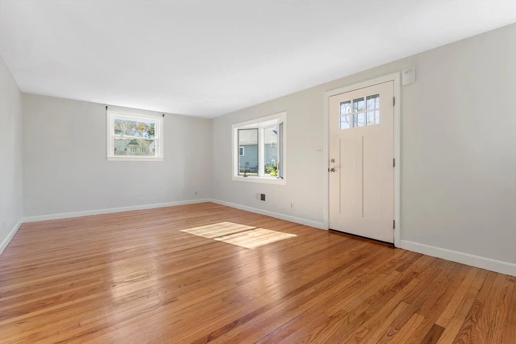 5 bed, 2 bath apartment for rent at 12 Hickory Ln Unit 12, Burlington — photo 5 of 35