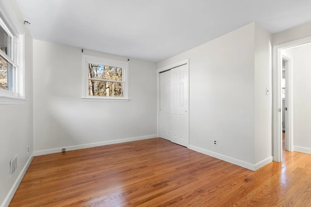 5 bed, 2 bath apartment for rent at 12 Hickory Ln Unit 12, Burlington — photo 14 of 35