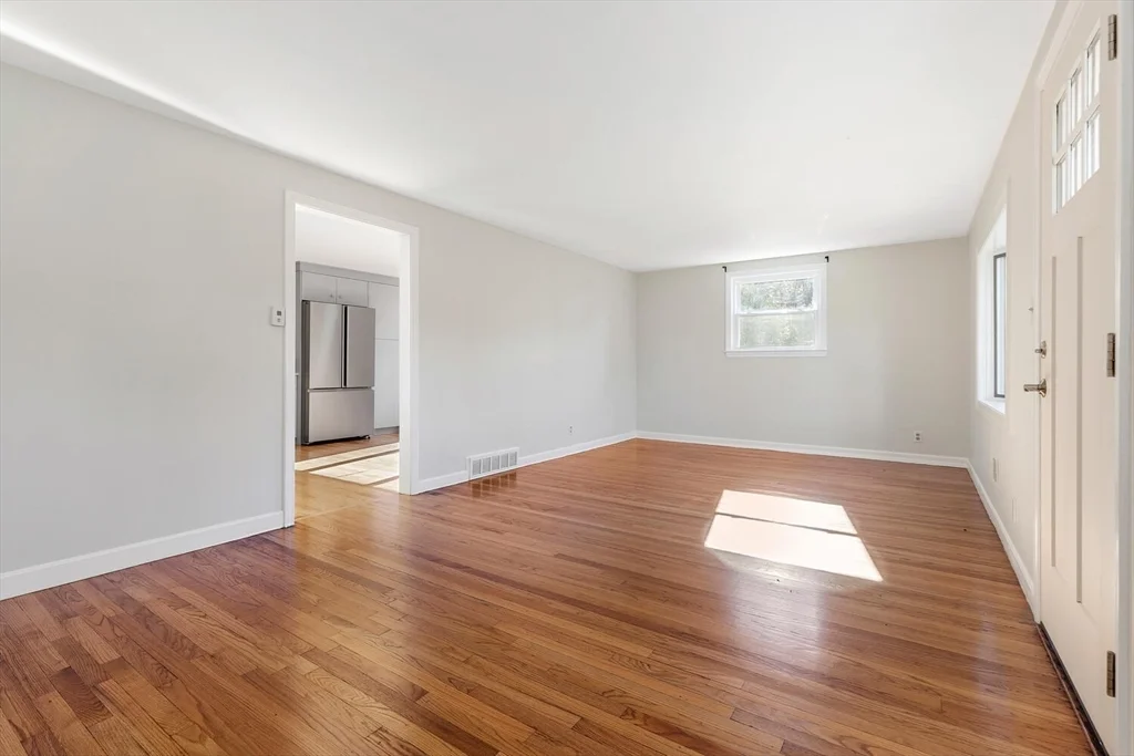 5 bed, 2 bath apartment for rent at 12 Hickory Ln Unit 12, Burlington — photo 7 of 35