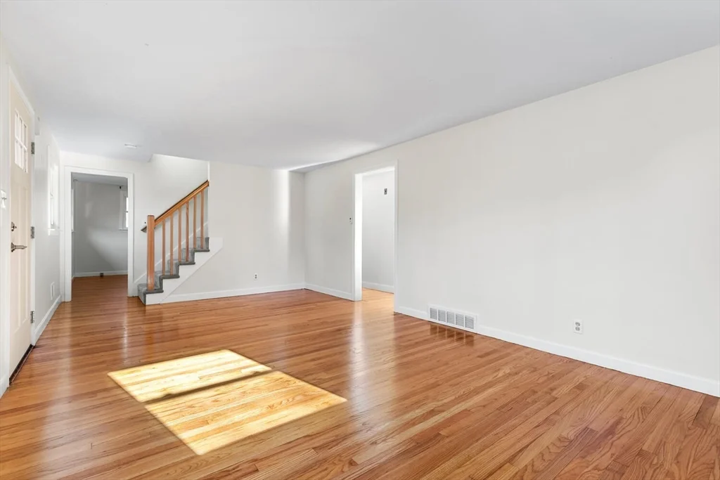 5 bed, 2 bath apartment for rent at 12 Hickory Ln Unit 12, Burlington — photo 9 of 35
