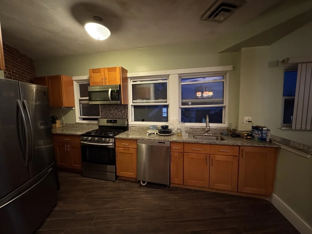 3 bed, 1 bath apartment for rent at 12 Humboldt Ave Unit 3, Roxbury — photo 3 of 27