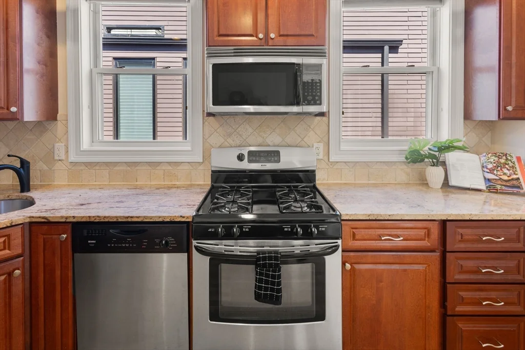 3 bed, 1 bath apartment for rent at 12 I St Unit 3, South Boston — photo 8 of 22