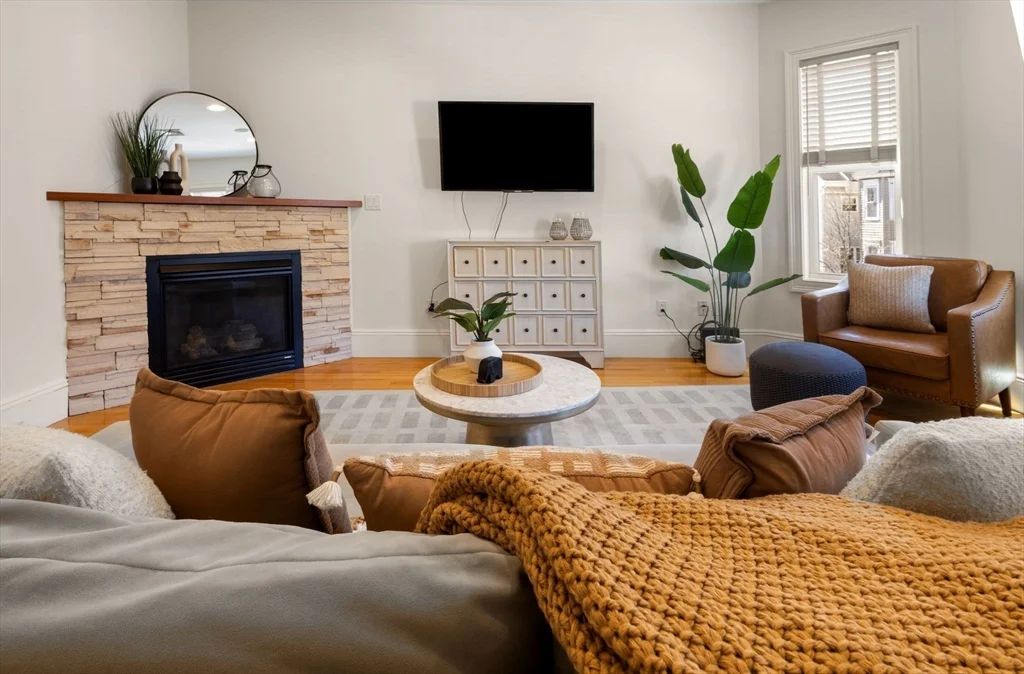 3 bed, 1 bath apartment for rent at 12 I St Unit 3, South Boston — photo 3 of 22