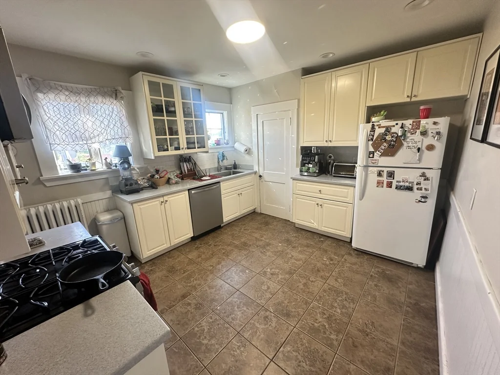 4 bed, 2 bath apartment for rent at 12 Indiana Ave Unit 2, East Somerville — photo 8 of 30