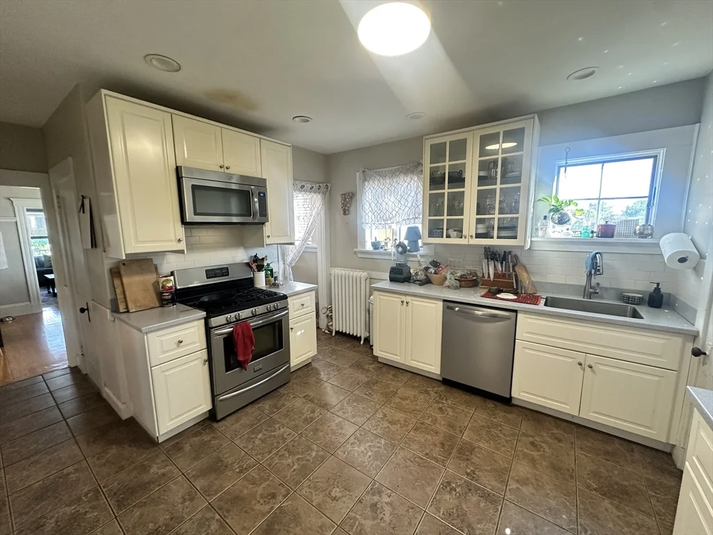 4 bed, 2 bath apartment for rent at 12 Indiana Ave Unit 2, East Somerville — photo 9 of 30