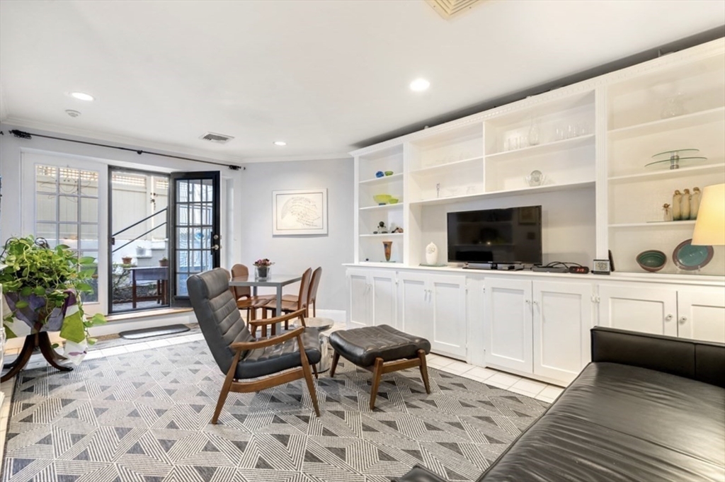3 bed, 1 bath apartment for rent at 12 Keswick St Unit 1, Fenway