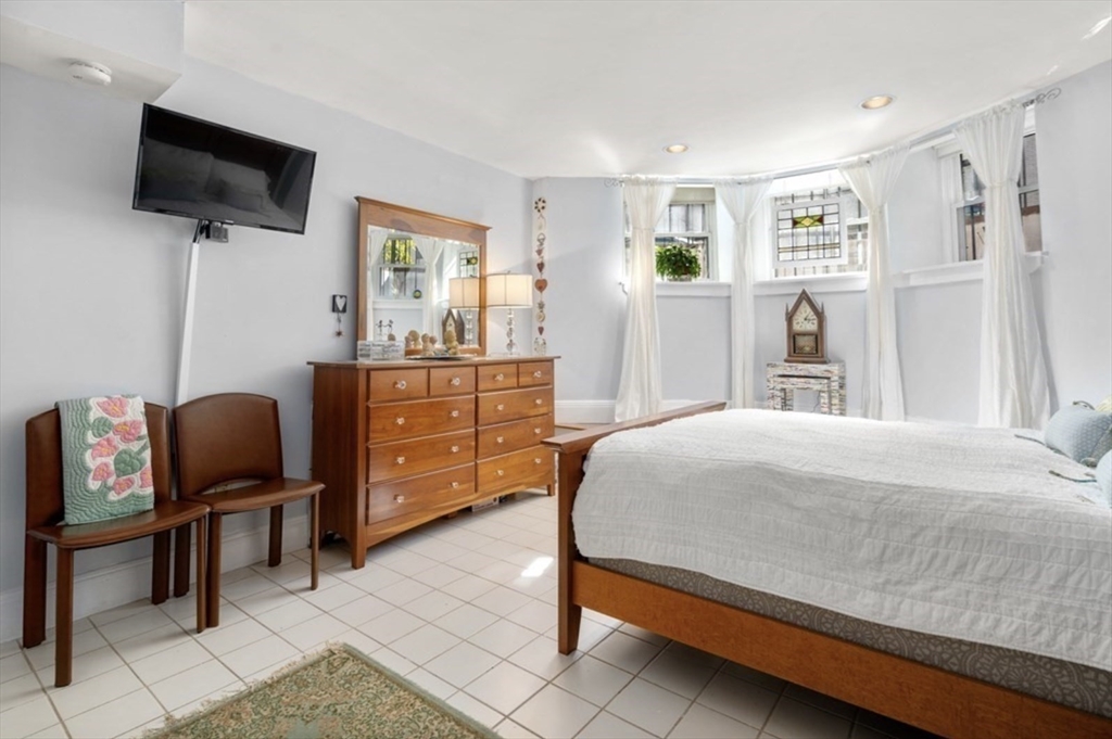 3 bed, 1 bath apartment for rent at 12 Keswick St Unit 1, Fenway — photo 10 of 23