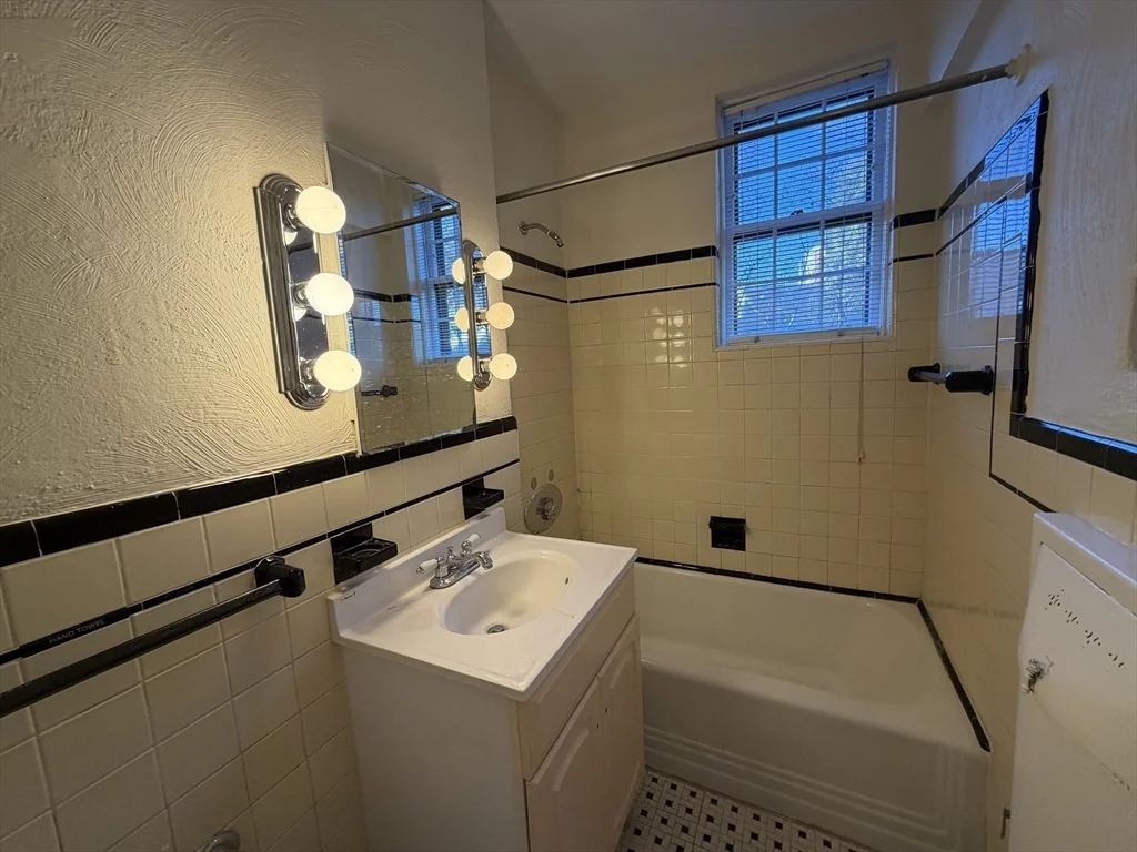 1 bed, 1 bath apartment for rent at 12 Kilsyth Ter Unit 11, Brighton — photo 8 of 9