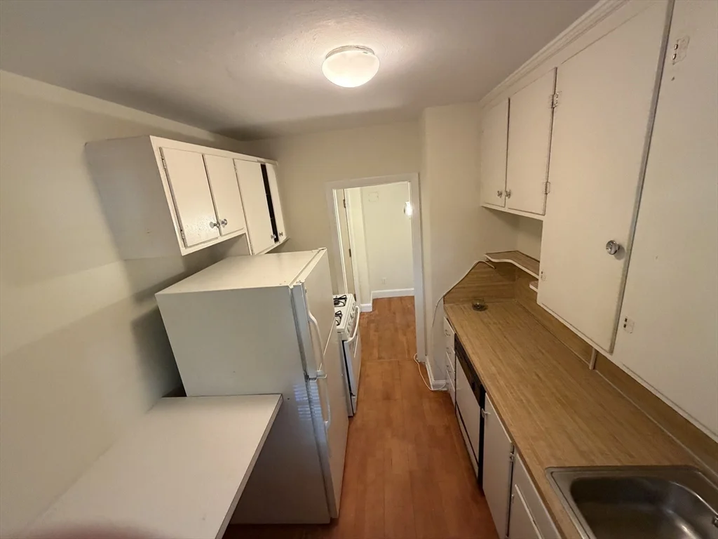 1 bed, 1 bath apartment for rent at 12 Kilsyth Ter Unit 11, Brighton — photo 2 of 9