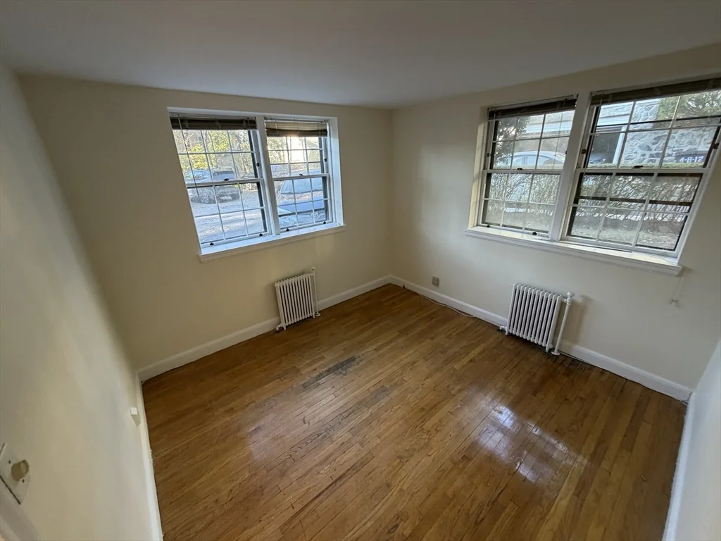 1 bed, 1 bath apartment for rent at 12 Kilsyth Ter Unit 11, Brighton — photo 3 of 9