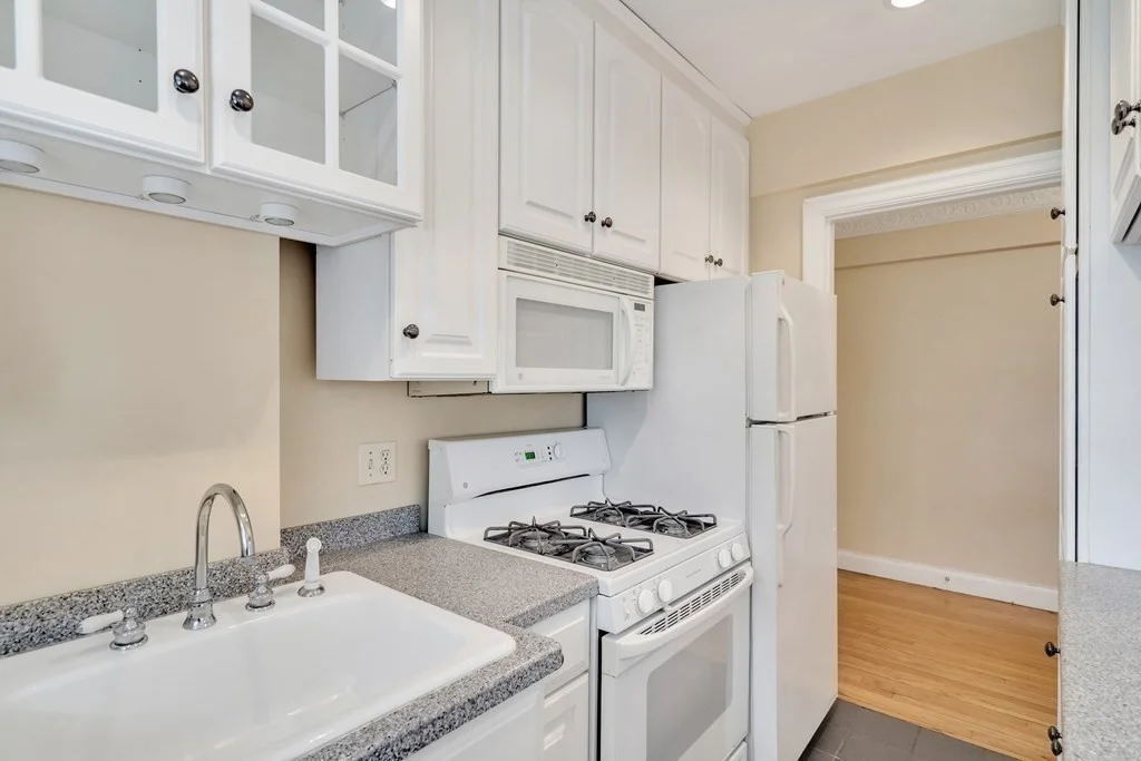 1 bed, 1 bath apartment for rent at 12 Kilsyth Ter Unit 23, Brighton — photo 4 of 10