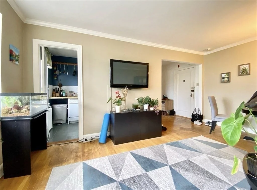1 bed, 1 bath apartment for rent at 12 Kilsyth Ter Unit 42, Brighton — photo 4 of 11