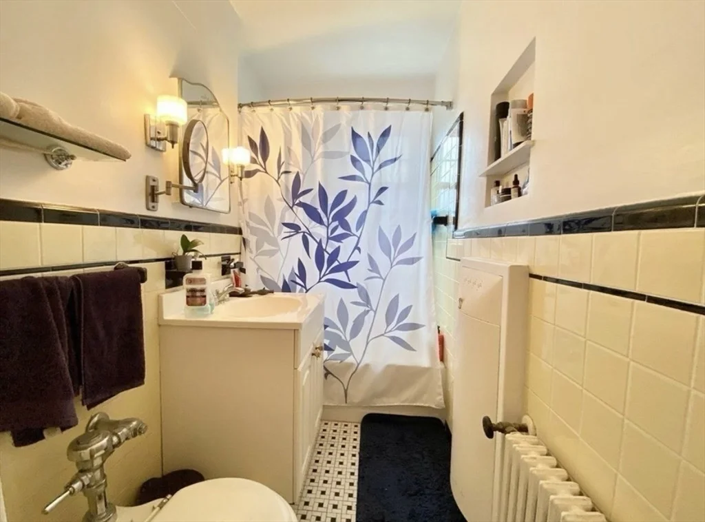 1 bed, 1 bath apartment for rent at 12 Kilsyth Ter Unit 42, Brighton — photo 10 of 11