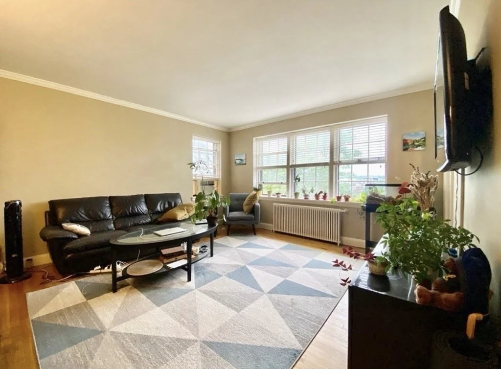 1 bed, 1 bath apartment for rent at 12 Kilsyth Ter Unit 42, Brighton — photo 2 of 11