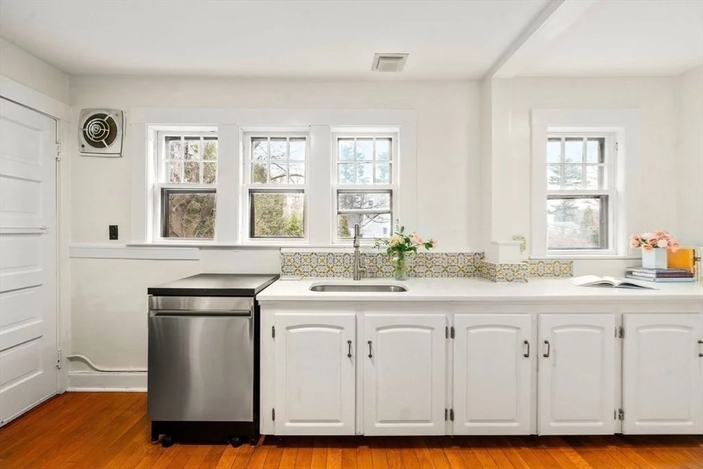 4 bed, 1 bath apartment for rent at 12 Leighton Rd Unit 2, Wellesley — photo 6 of 18