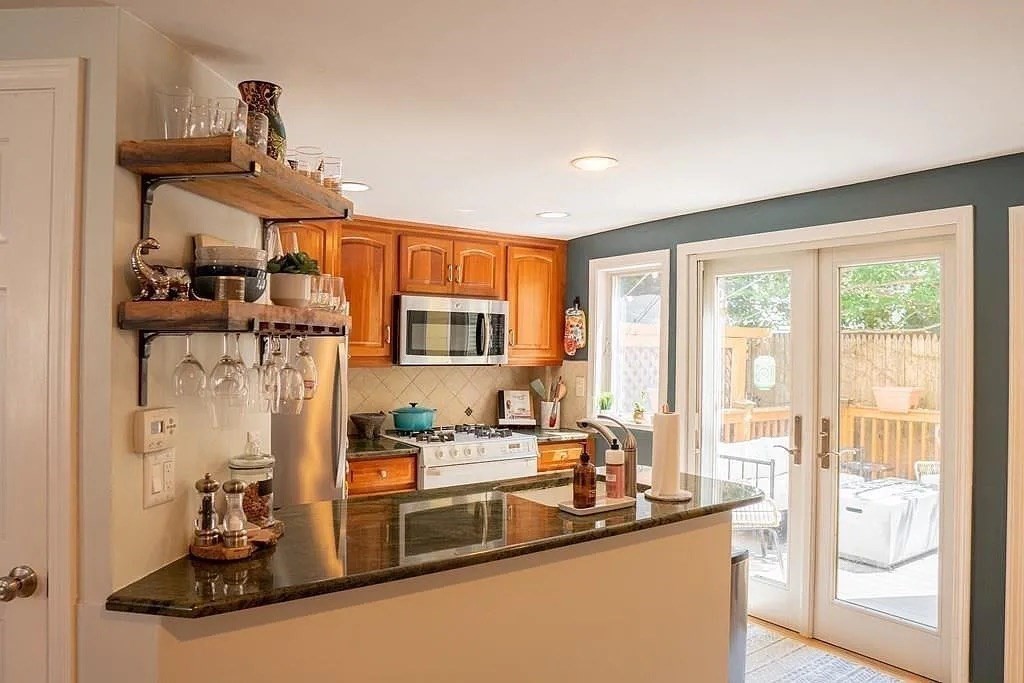 3 bed, 2 bath apartment for rent at 12 Lexington Ave, Charlestown — photo 3 of 18