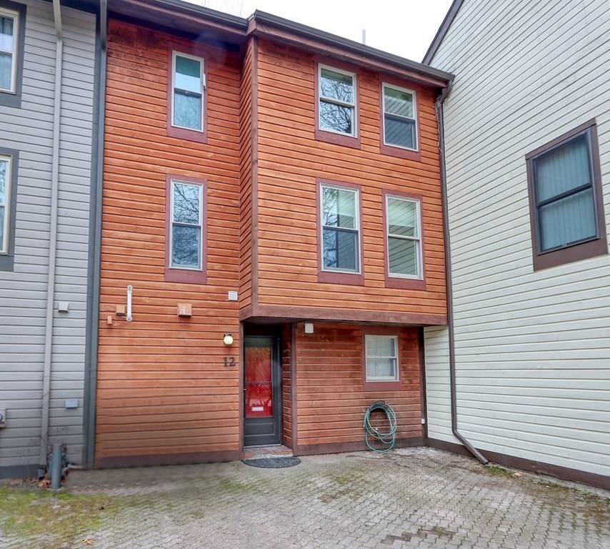 3 bed, 2 bath apartment for rent at 12 Lilac Ct Unit 12, Wellington-Harrington — photo 1 of 15